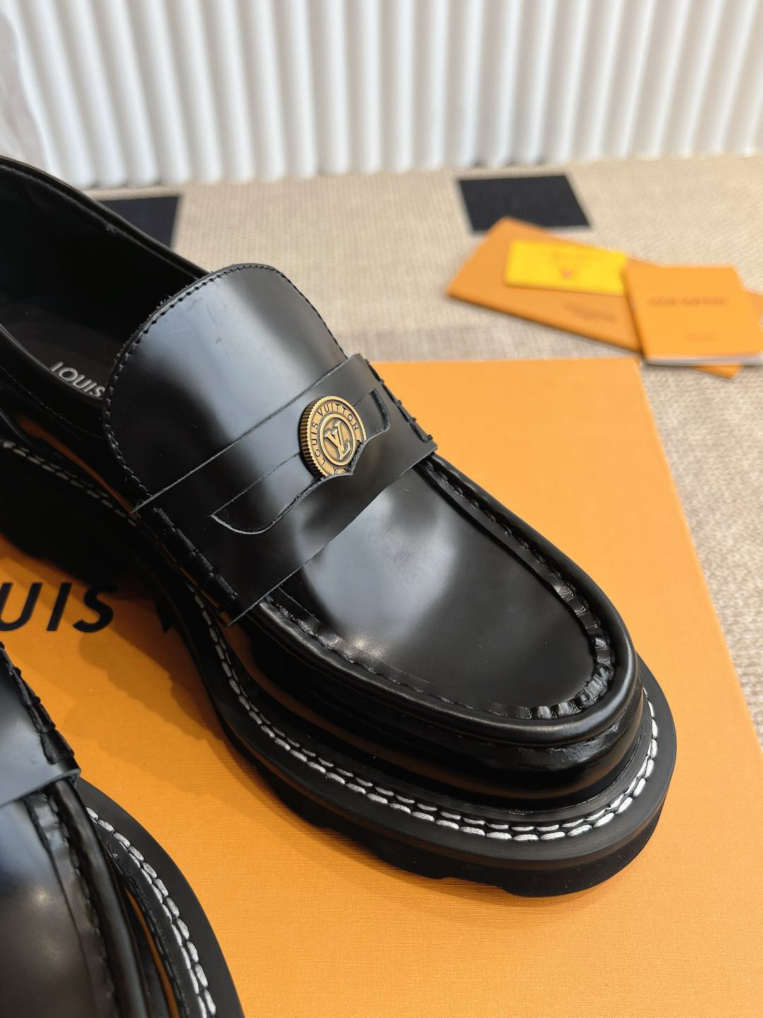 LV women's leather shoes-4