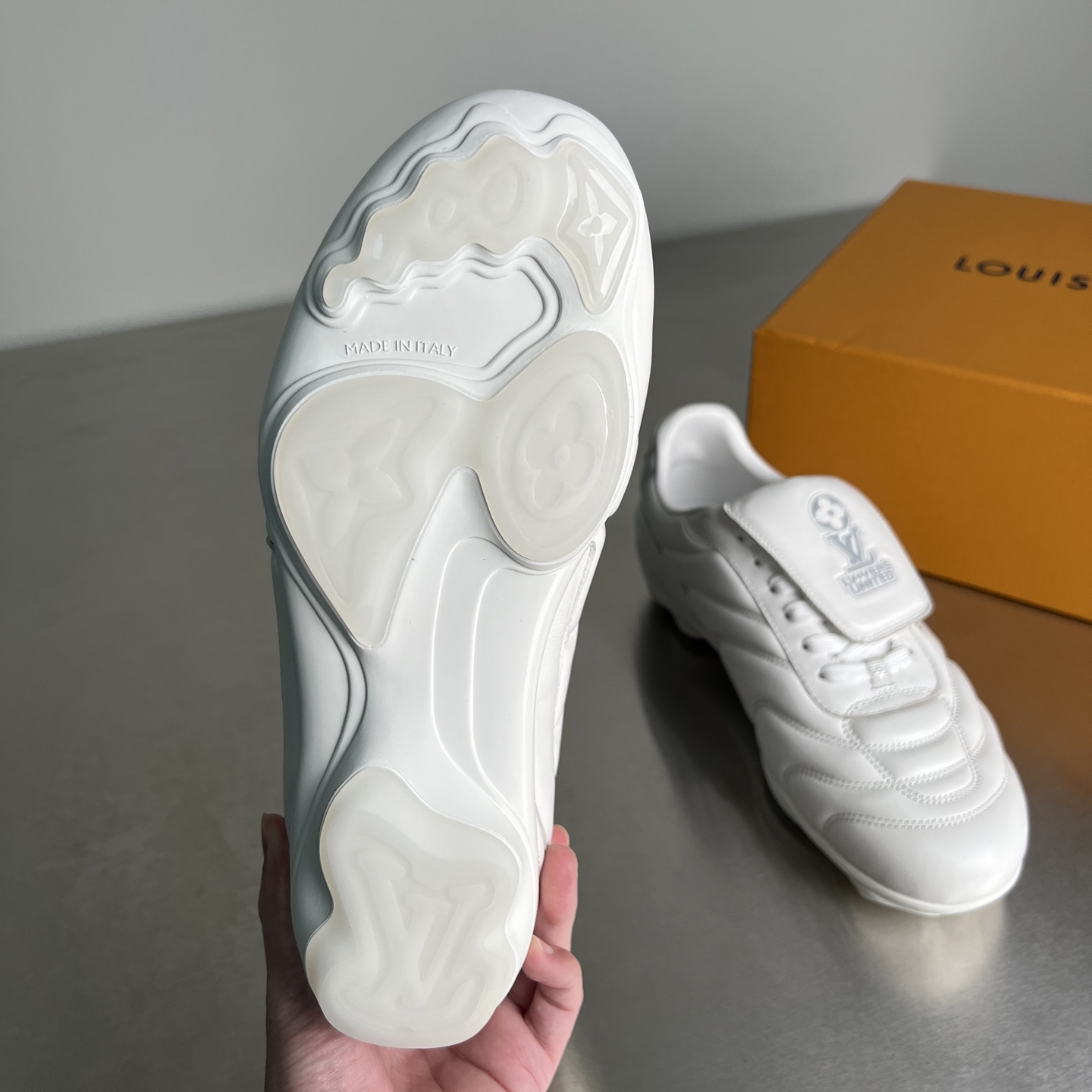 Lv Sneakers-240