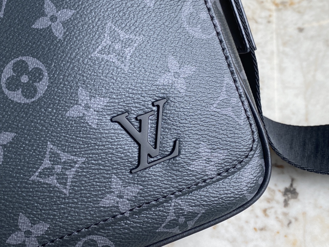 Louis Vuitton M46255 District PM Messenger Bag Monogram Medium Coated Canvas