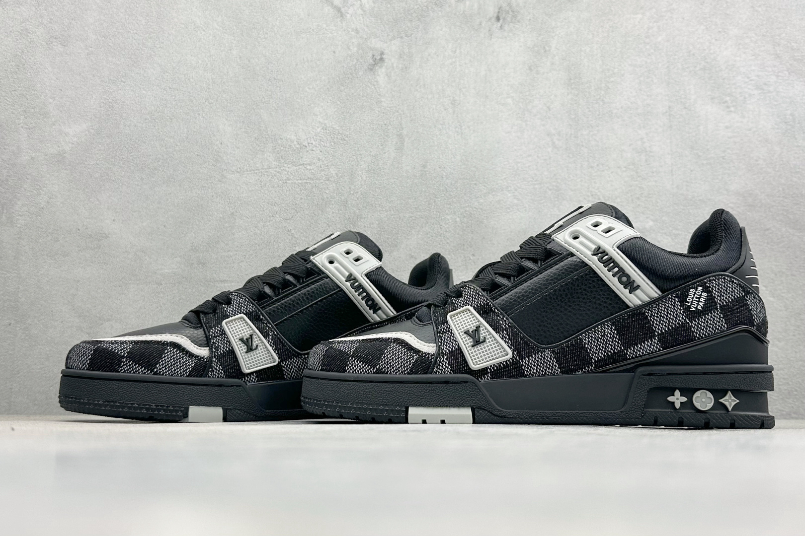 Lv Sneakers-250