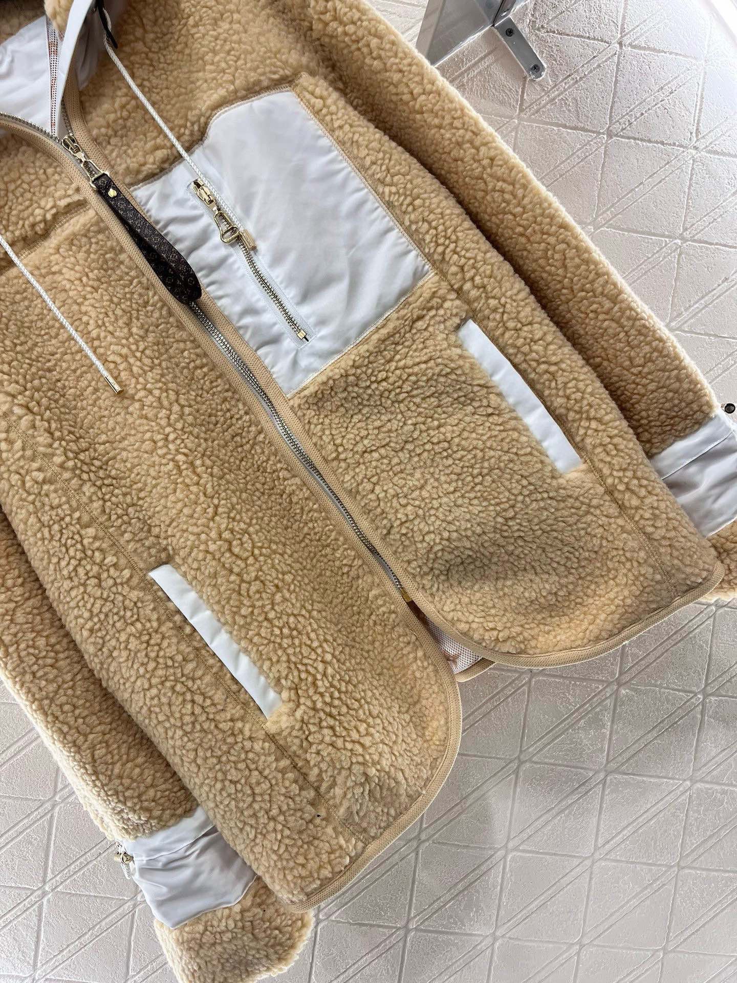 LV Clothing-323