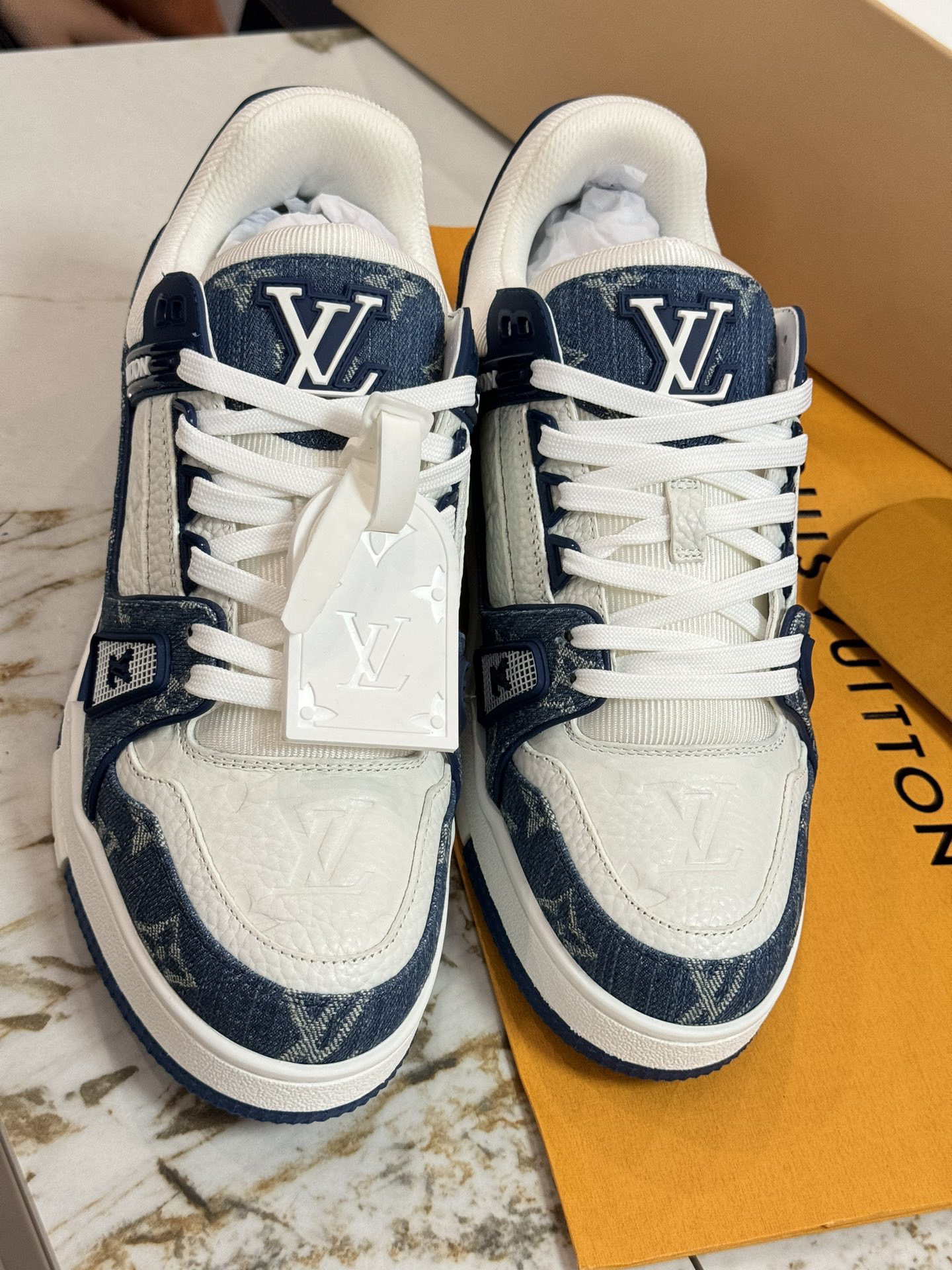 Lv Sneakers-111