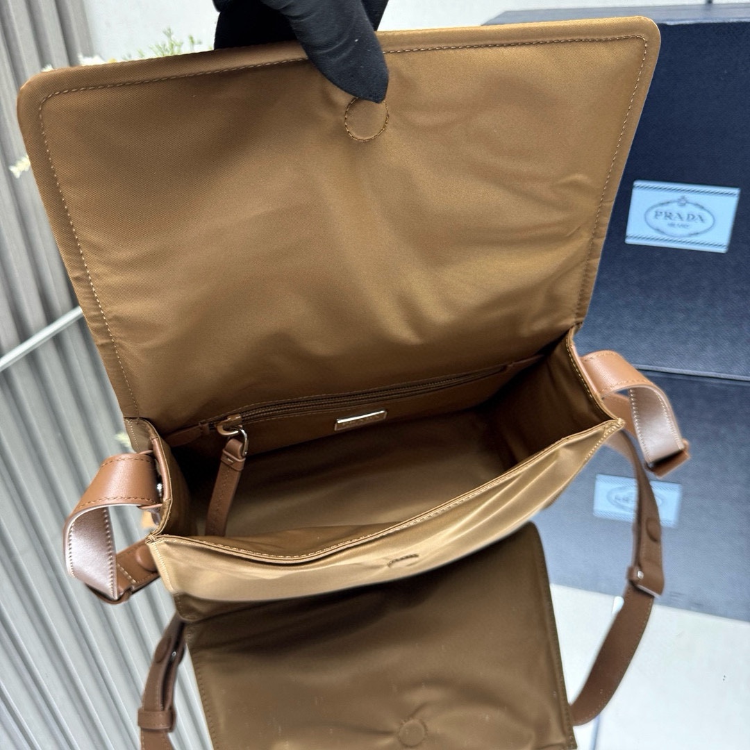 Prada bag-100