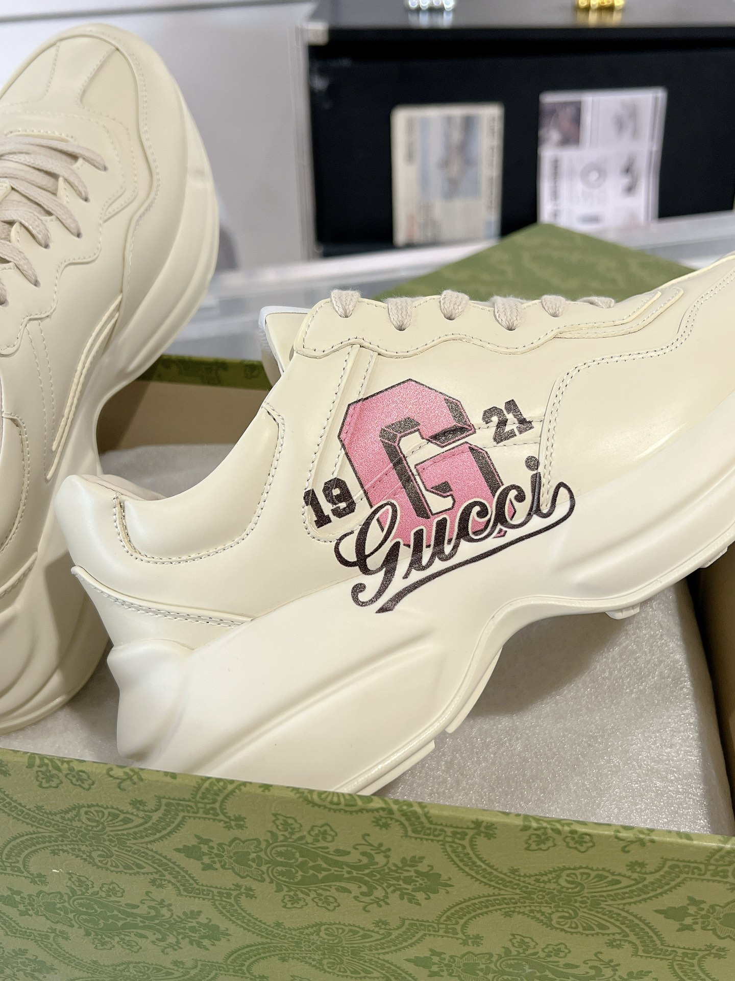 Gucci Sneakers-208