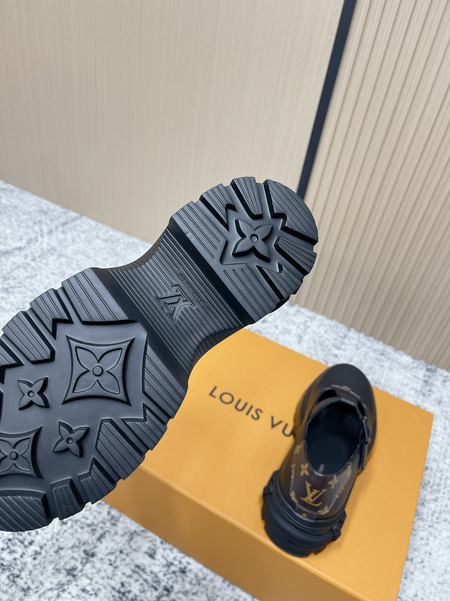 LV women's leather shoes-2