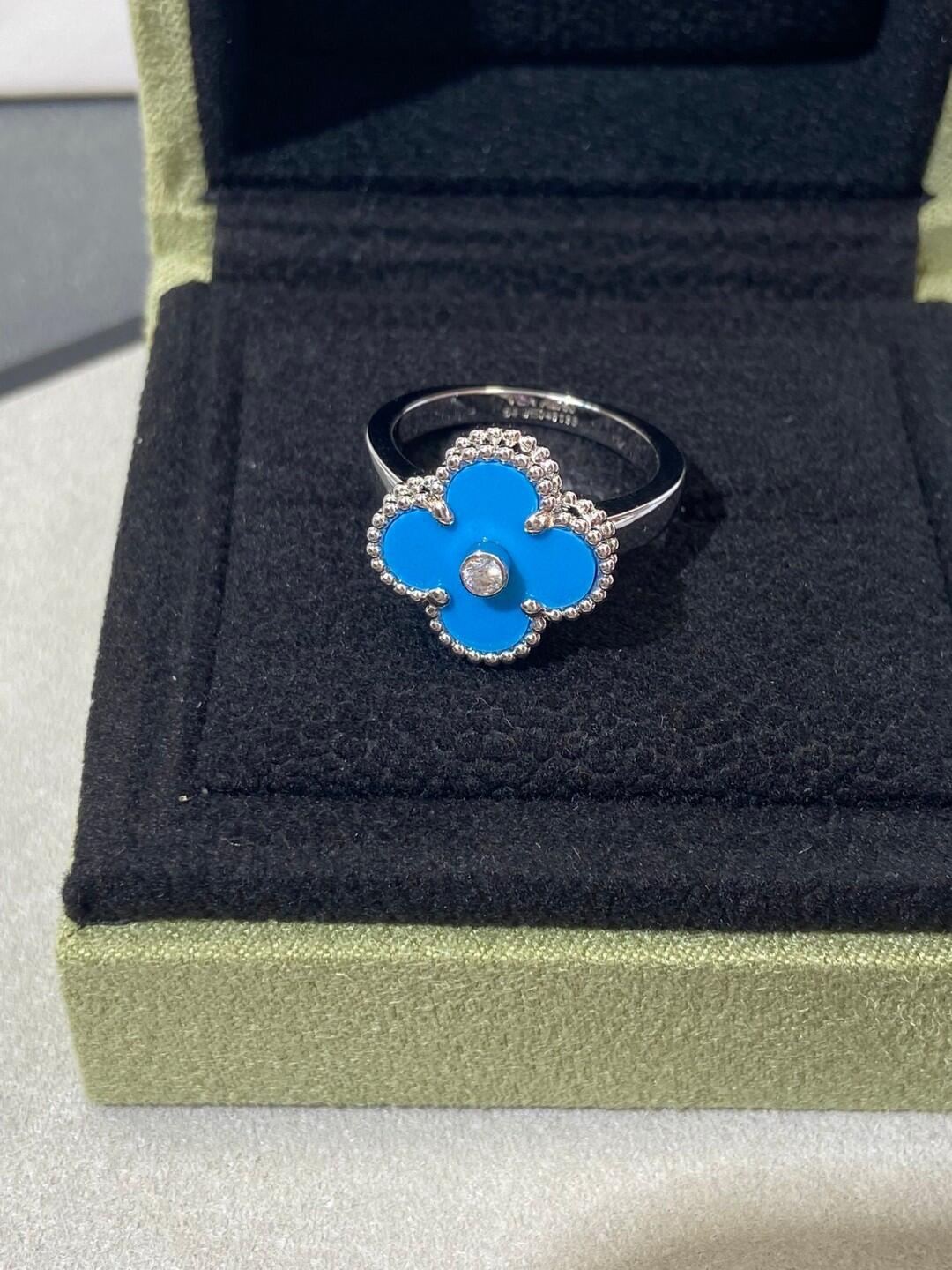 Van Cleef & Arpels ring-35
