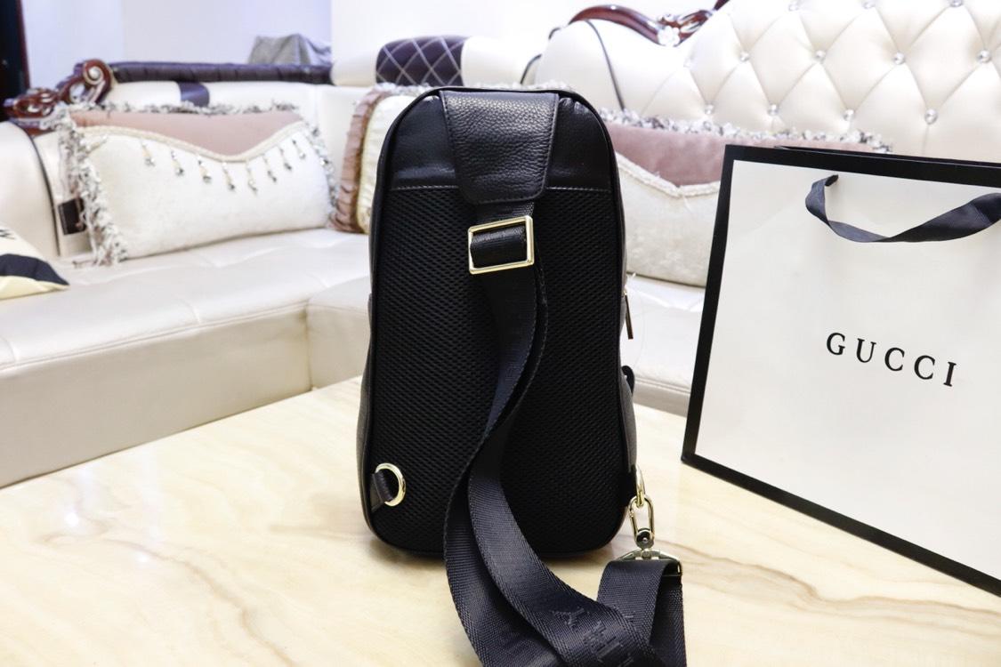 Burberry 6304 Men Leather Chest Pack Bag Black