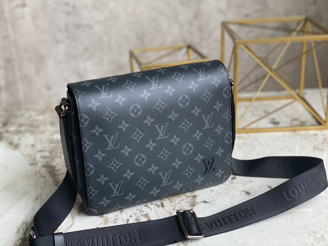 Louis Vuitton M46255 District PM Messenger Bag Monogram Medium Coated Canvas