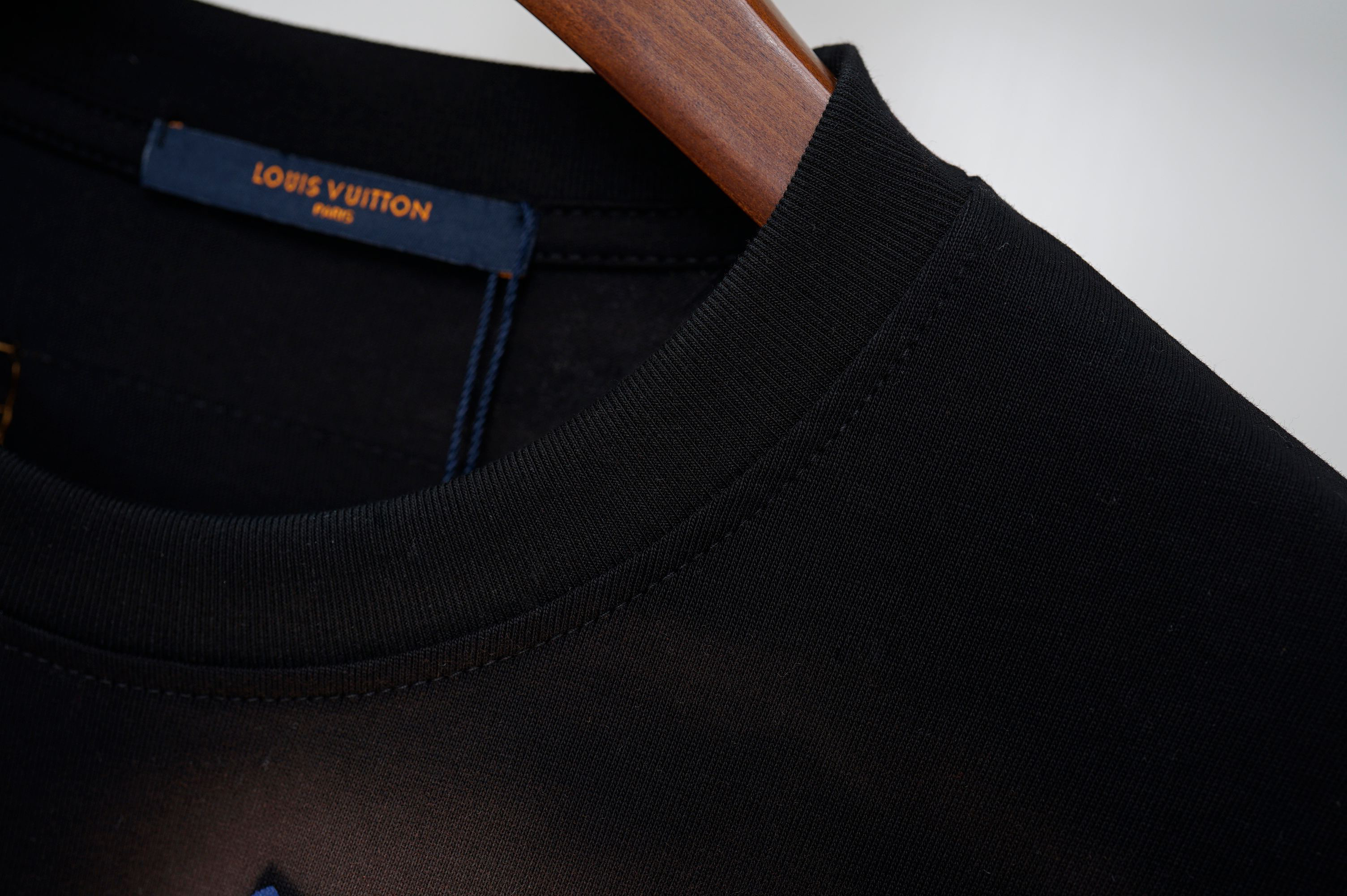 LV clothing-153