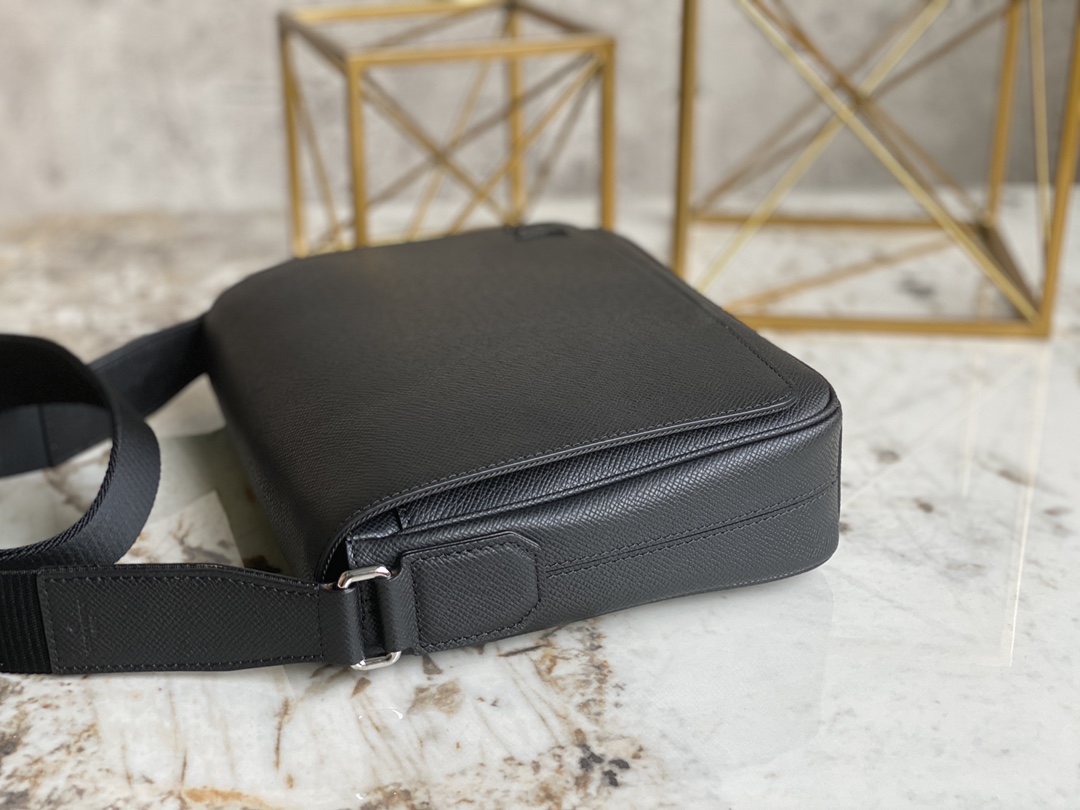 Louis Vuitton M30850 District PM Messenger Bag