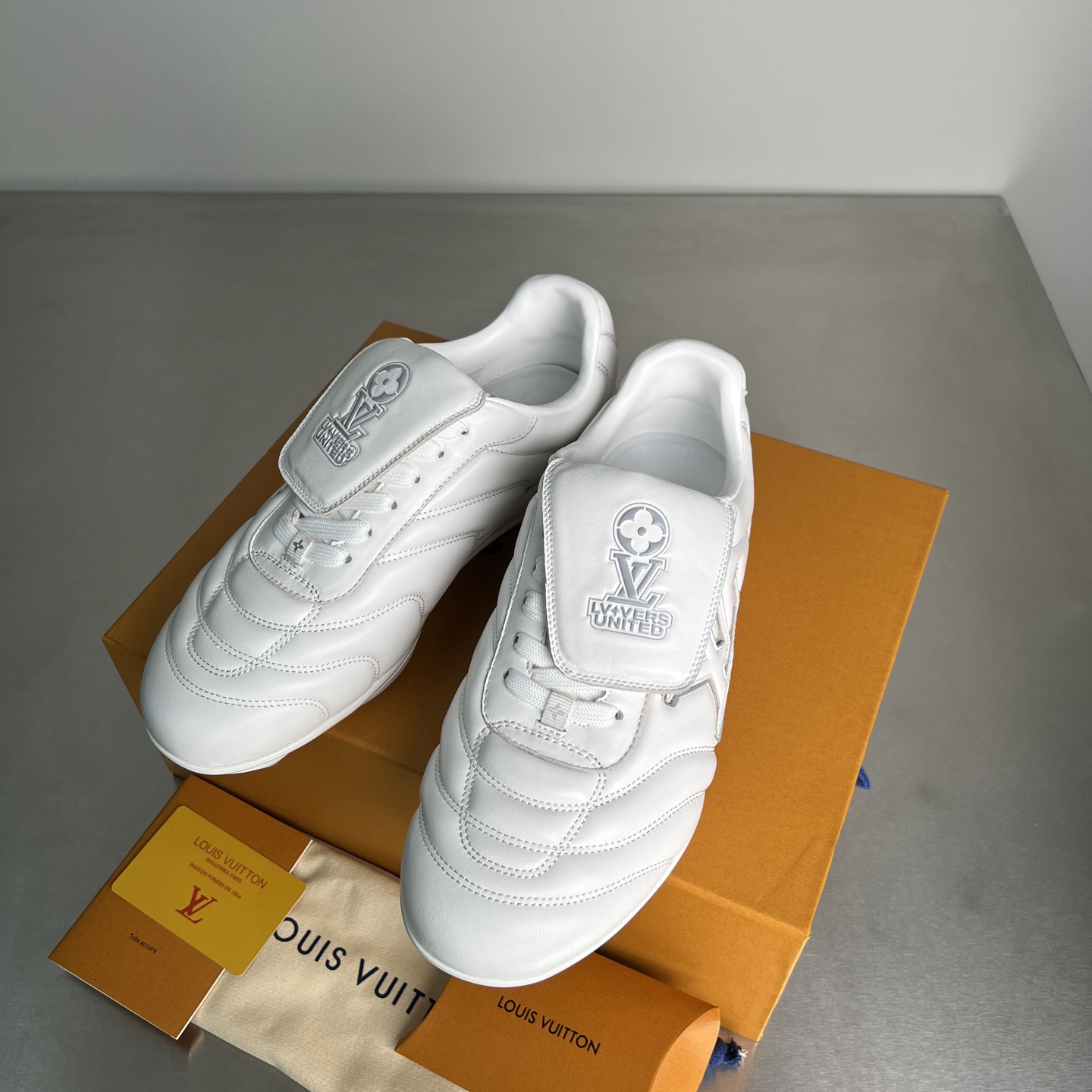 Lv Sneakers-240