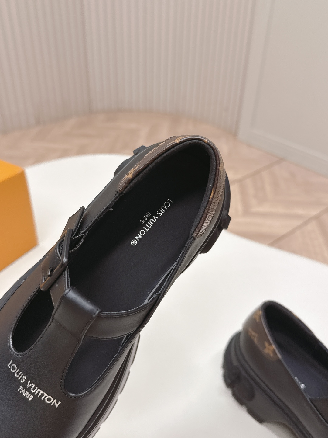 LV women's leather shoes-6