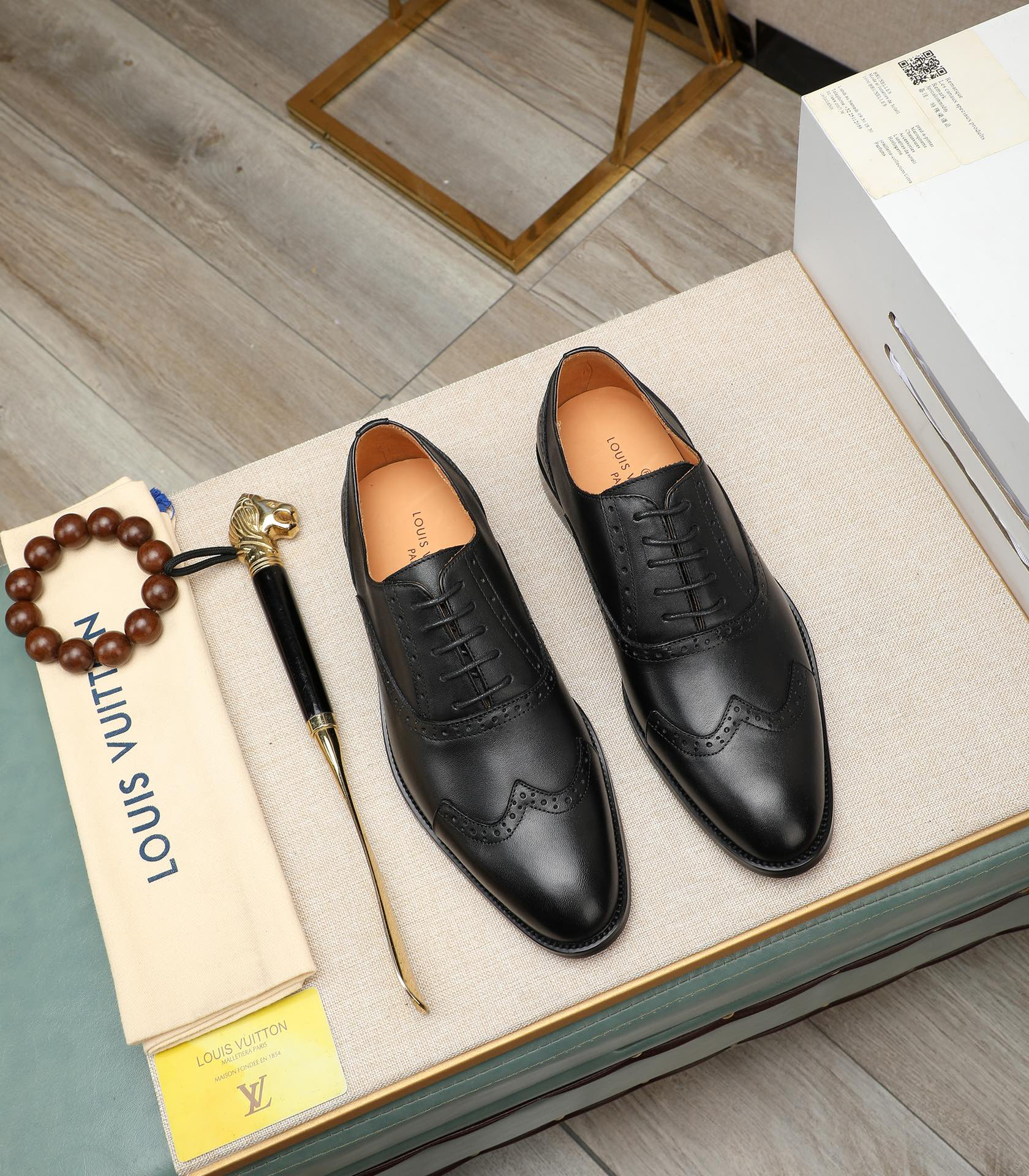 LV men's leather shoes-6