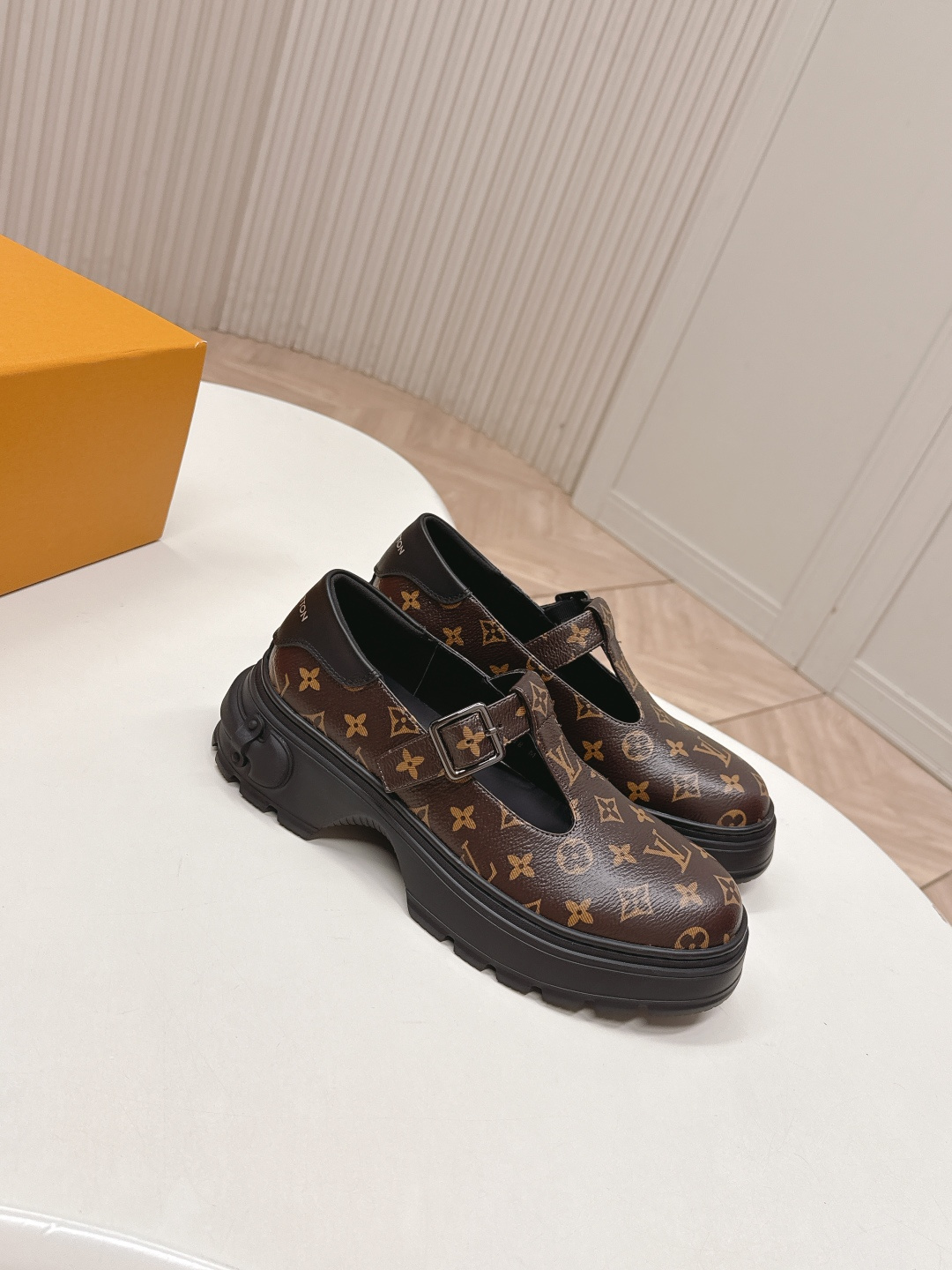 LV women's leather shoes-8