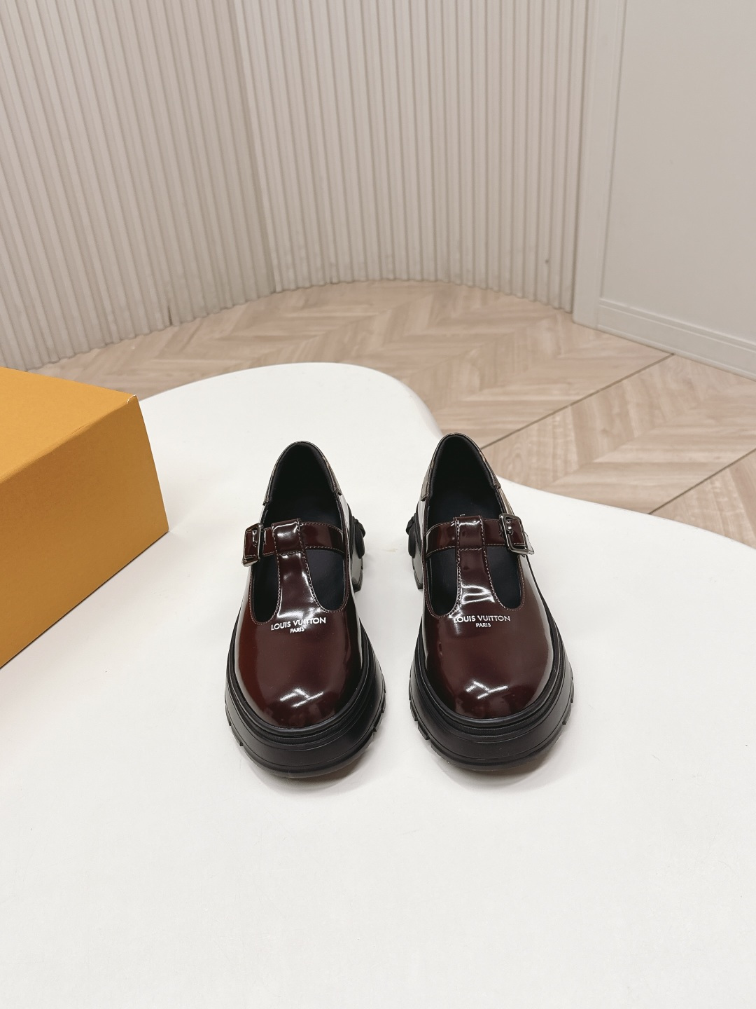 LV women's leather shoes-7