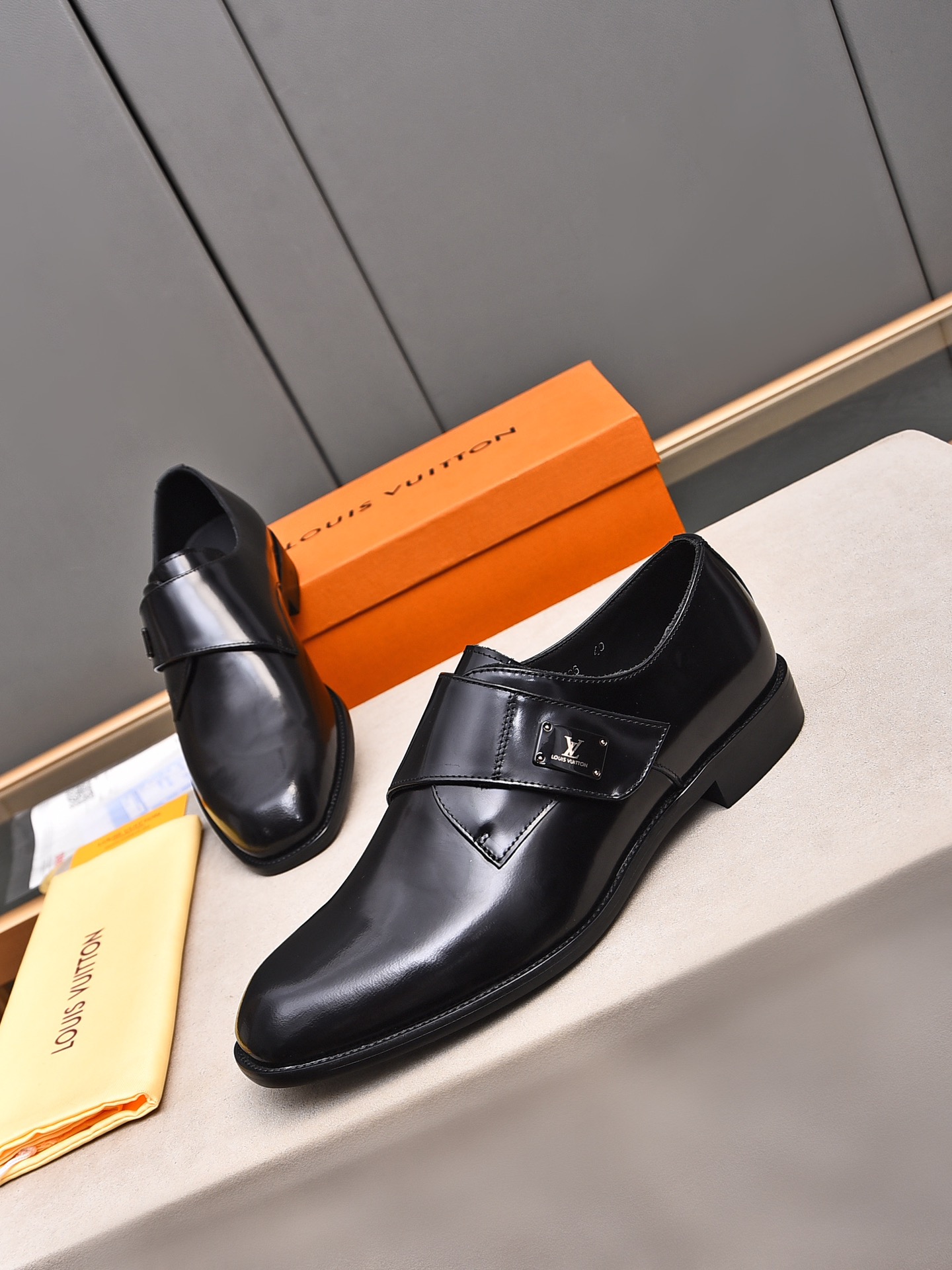 LV men's leather shoes-12