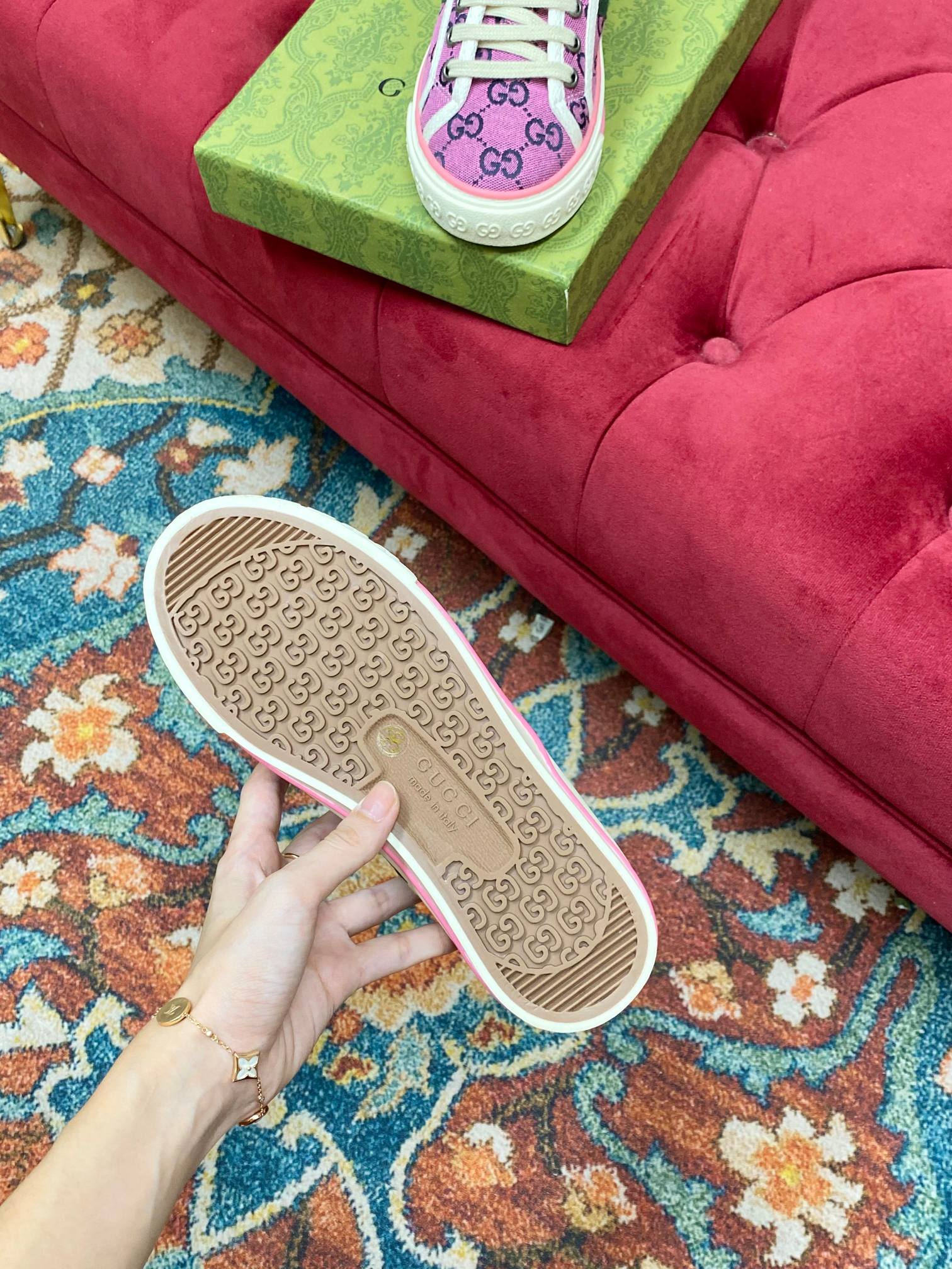 Gucci Sneakers-236