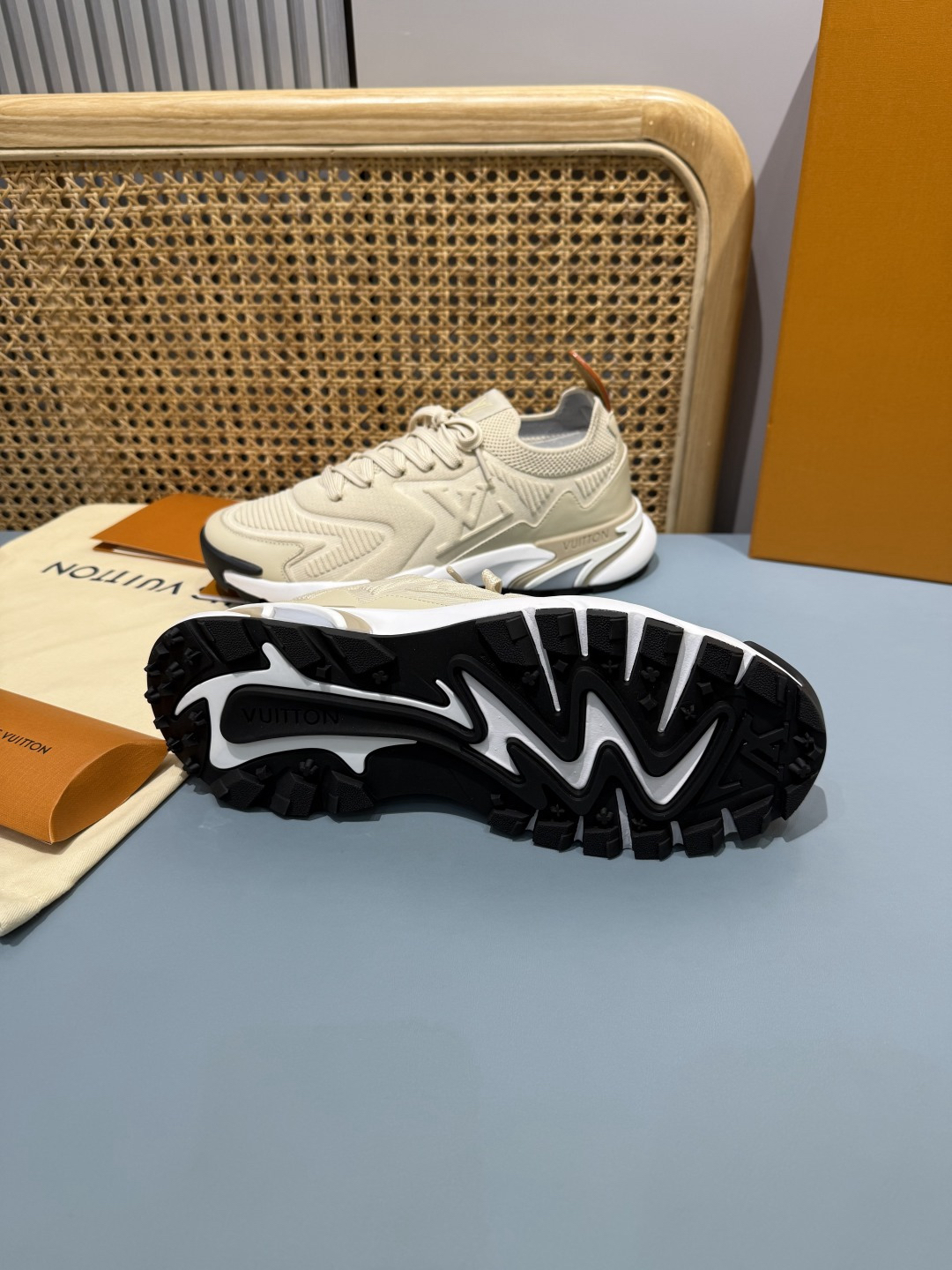 Lv Sneakers-185