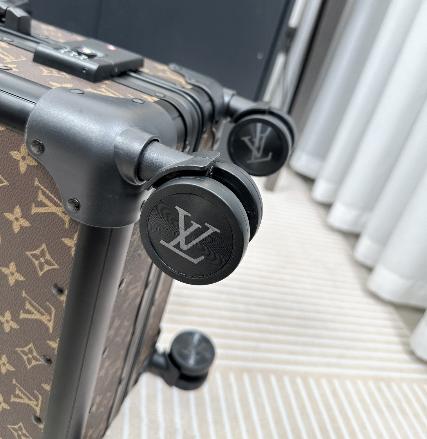 LV luggage-105