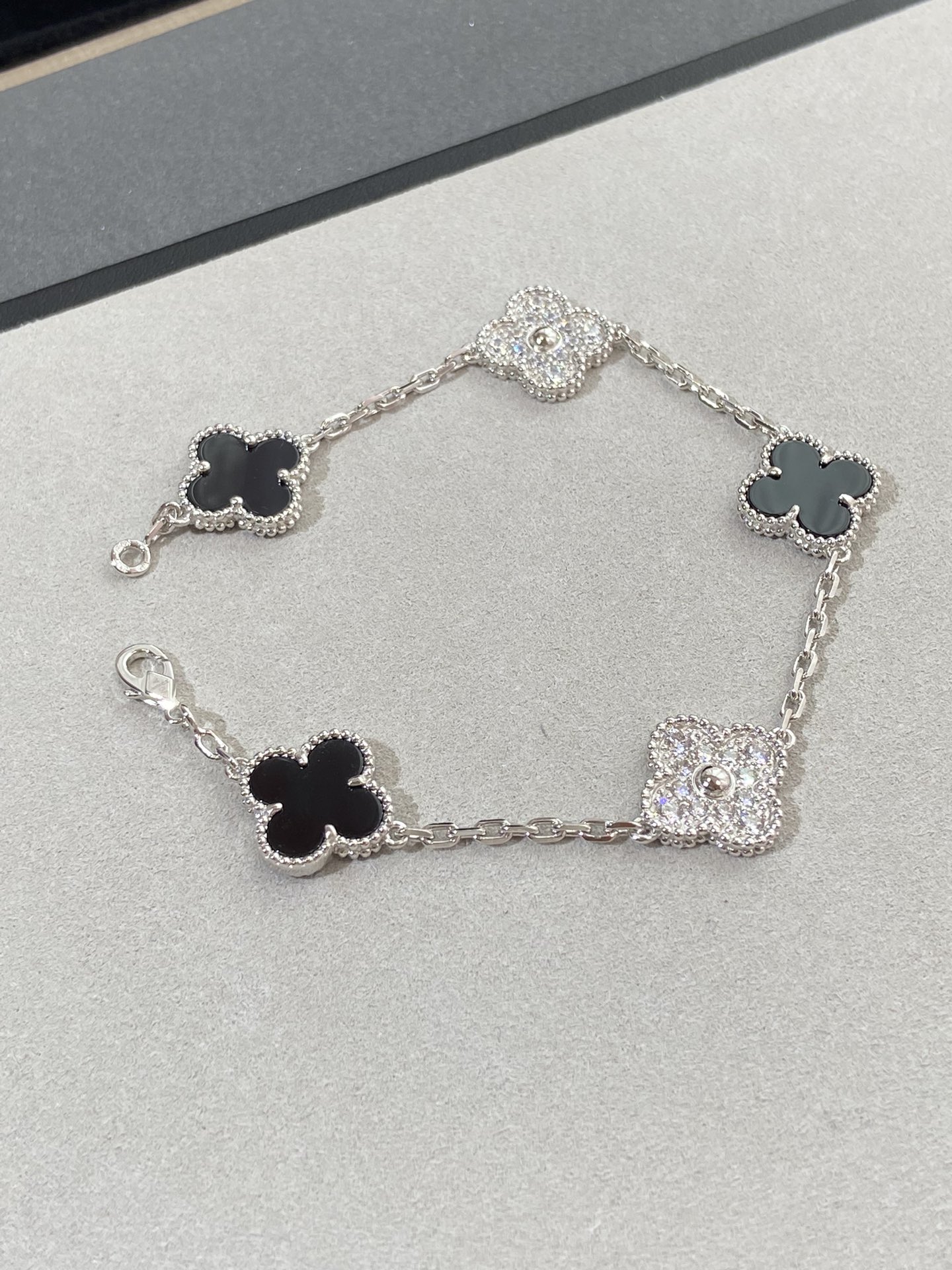 Van Cleef & Arpels Bracelet-125