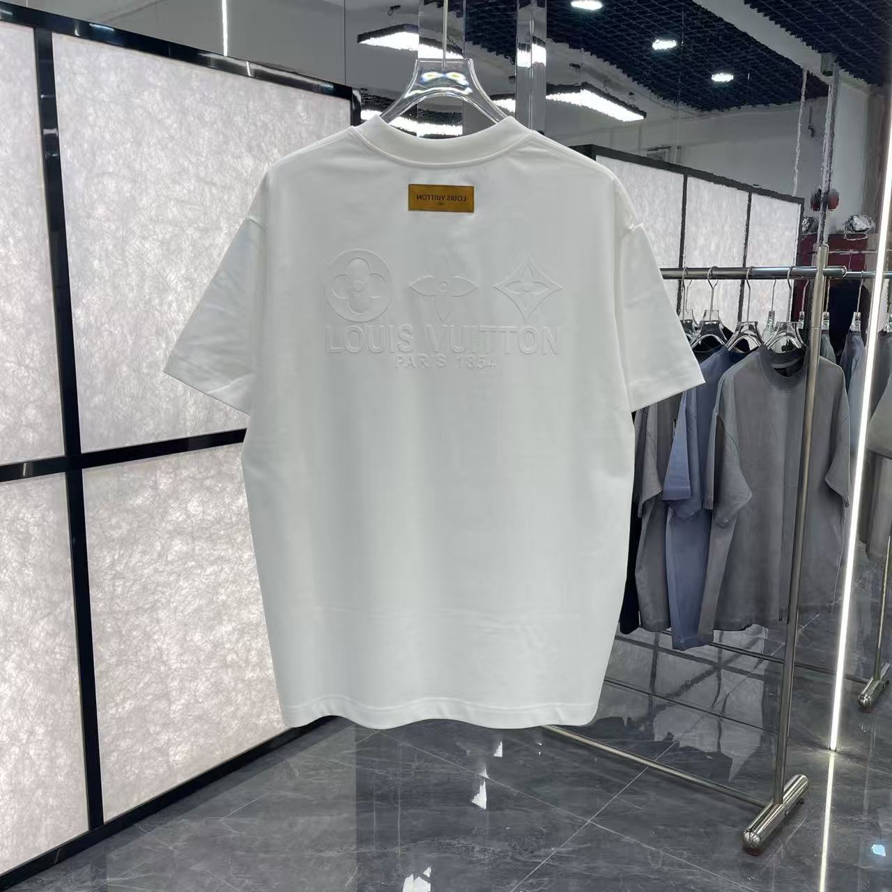 LV clothing-169