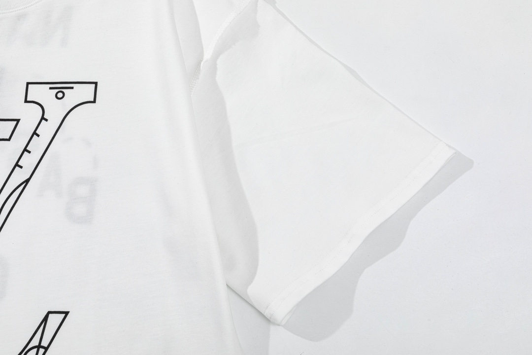 LV clothing-149