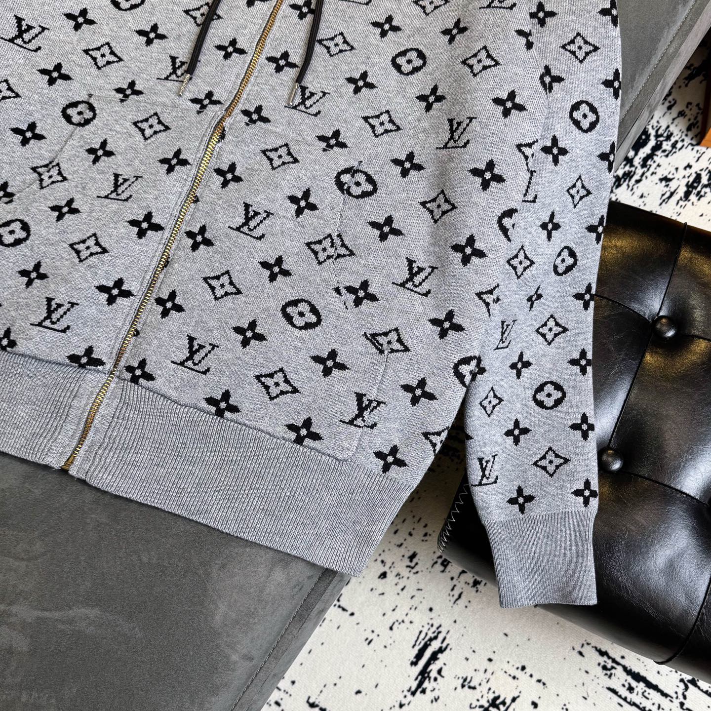 LV Clothing-333