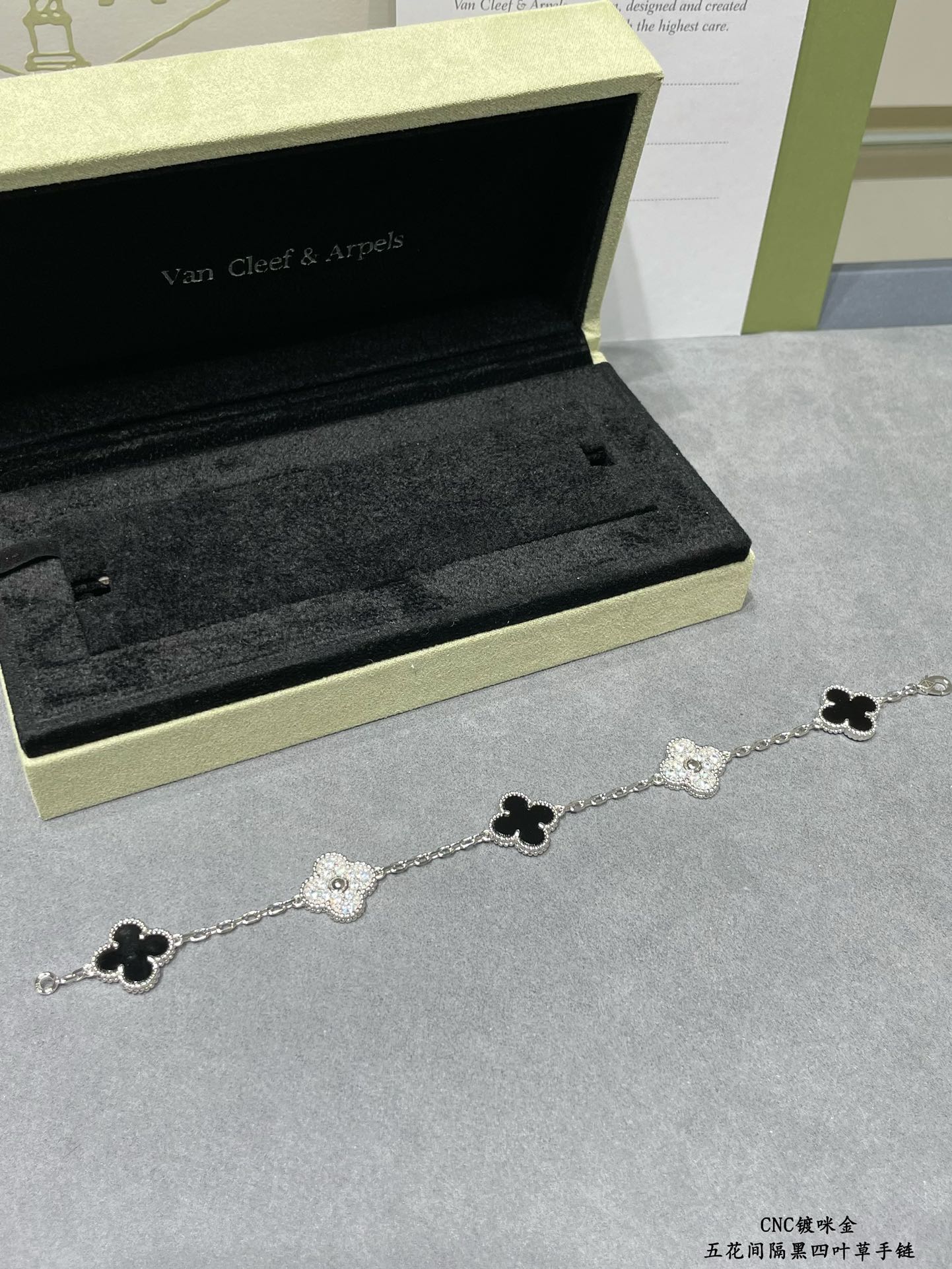 Van Cleef & Arpels Bracelet-104