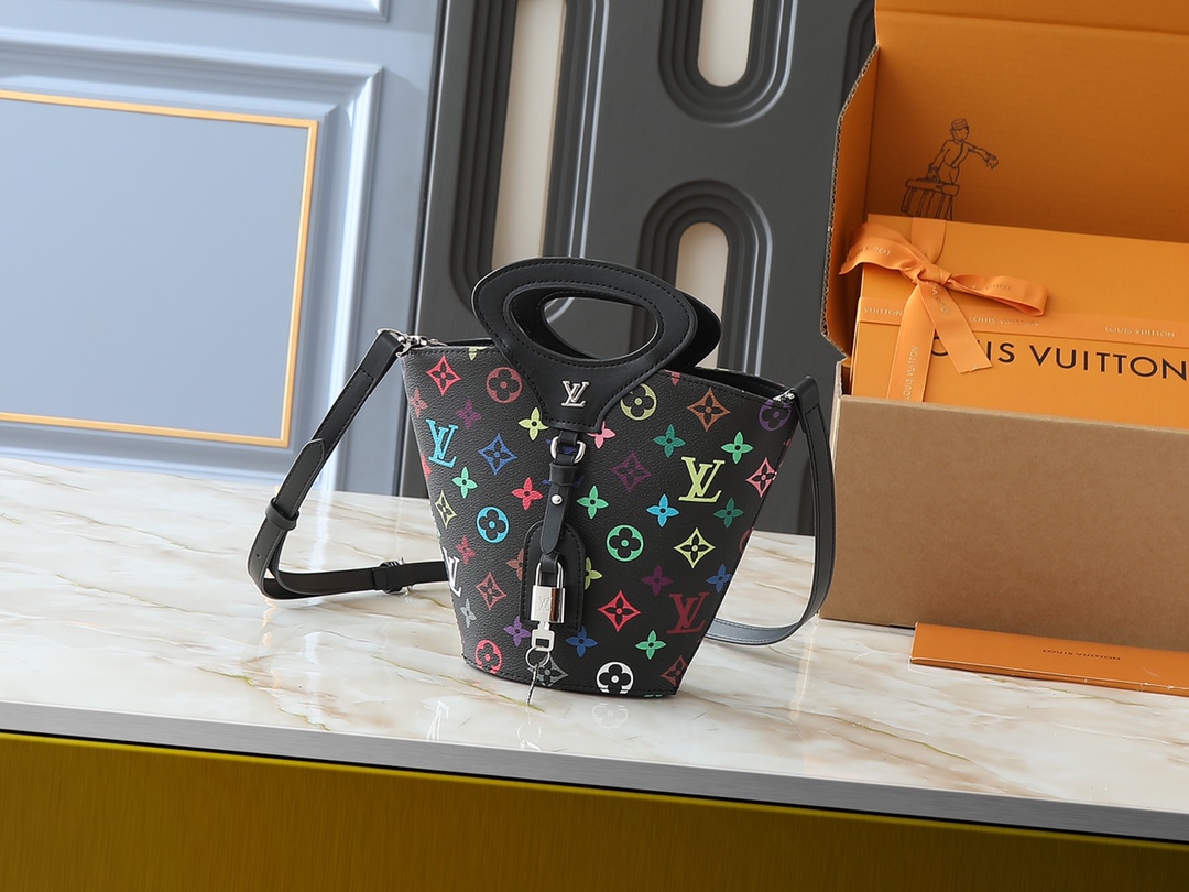 Louis Vuitton bag-204