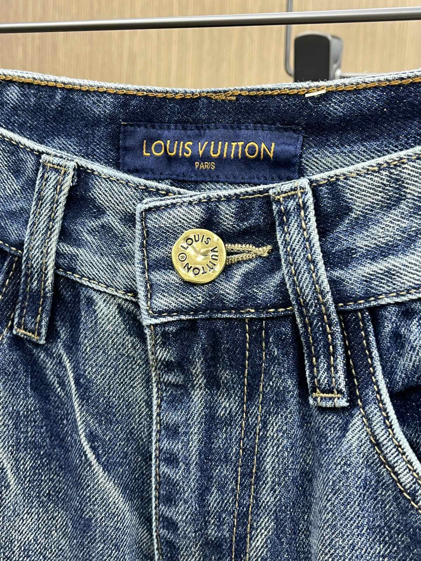 LV clothing-23