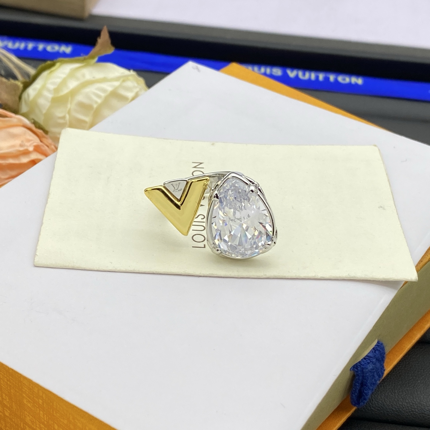 LV ring-67
