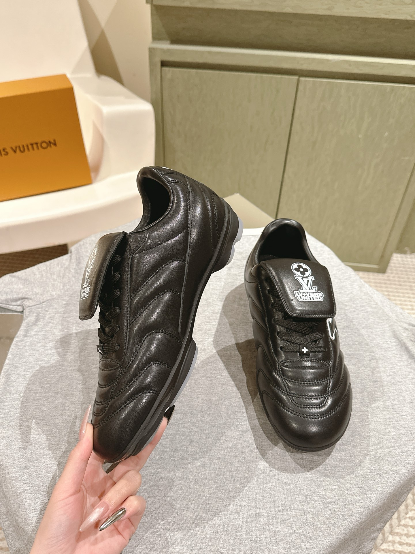 Lv Sneakers-239