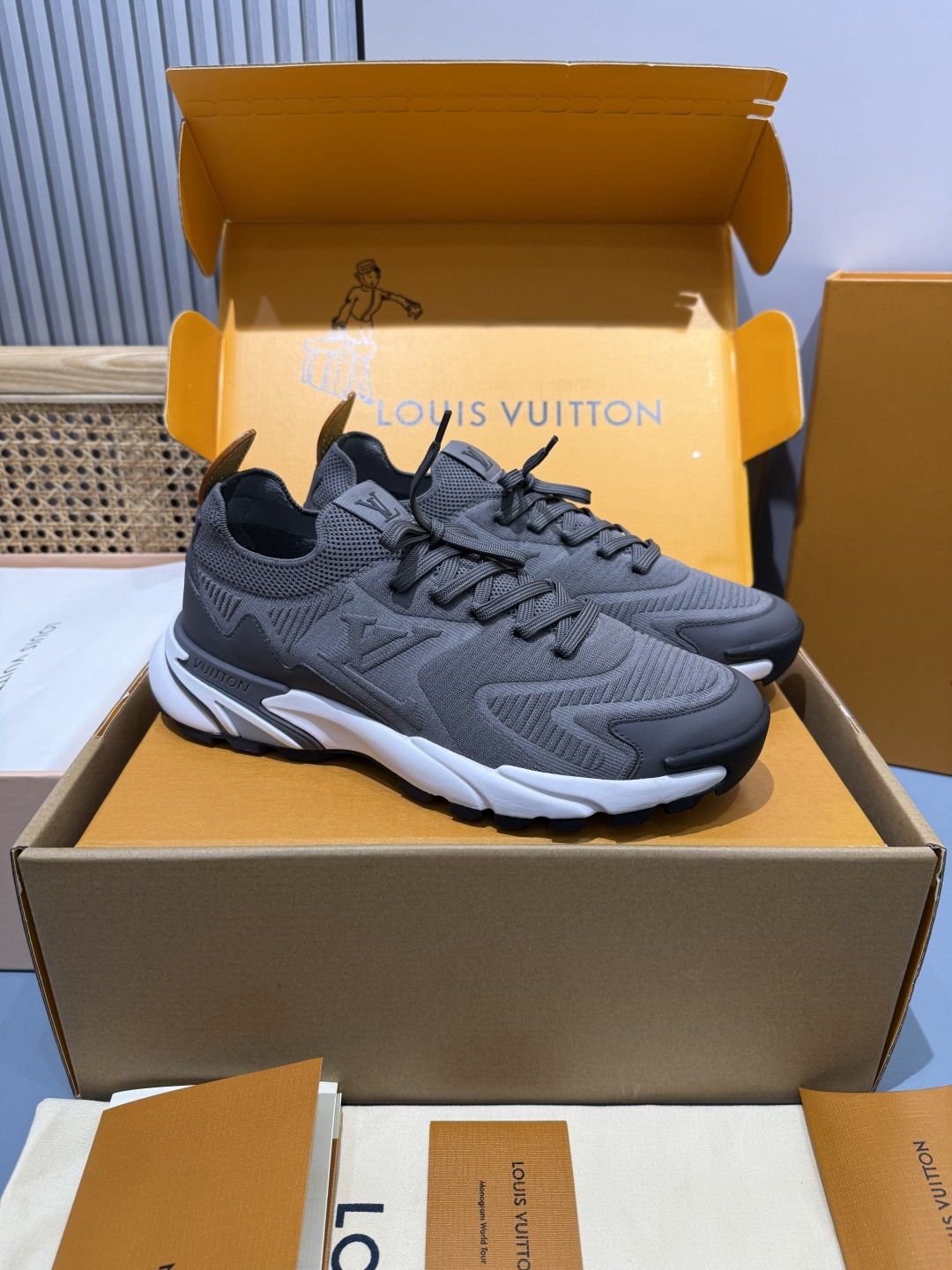 Lv Sneakers-180