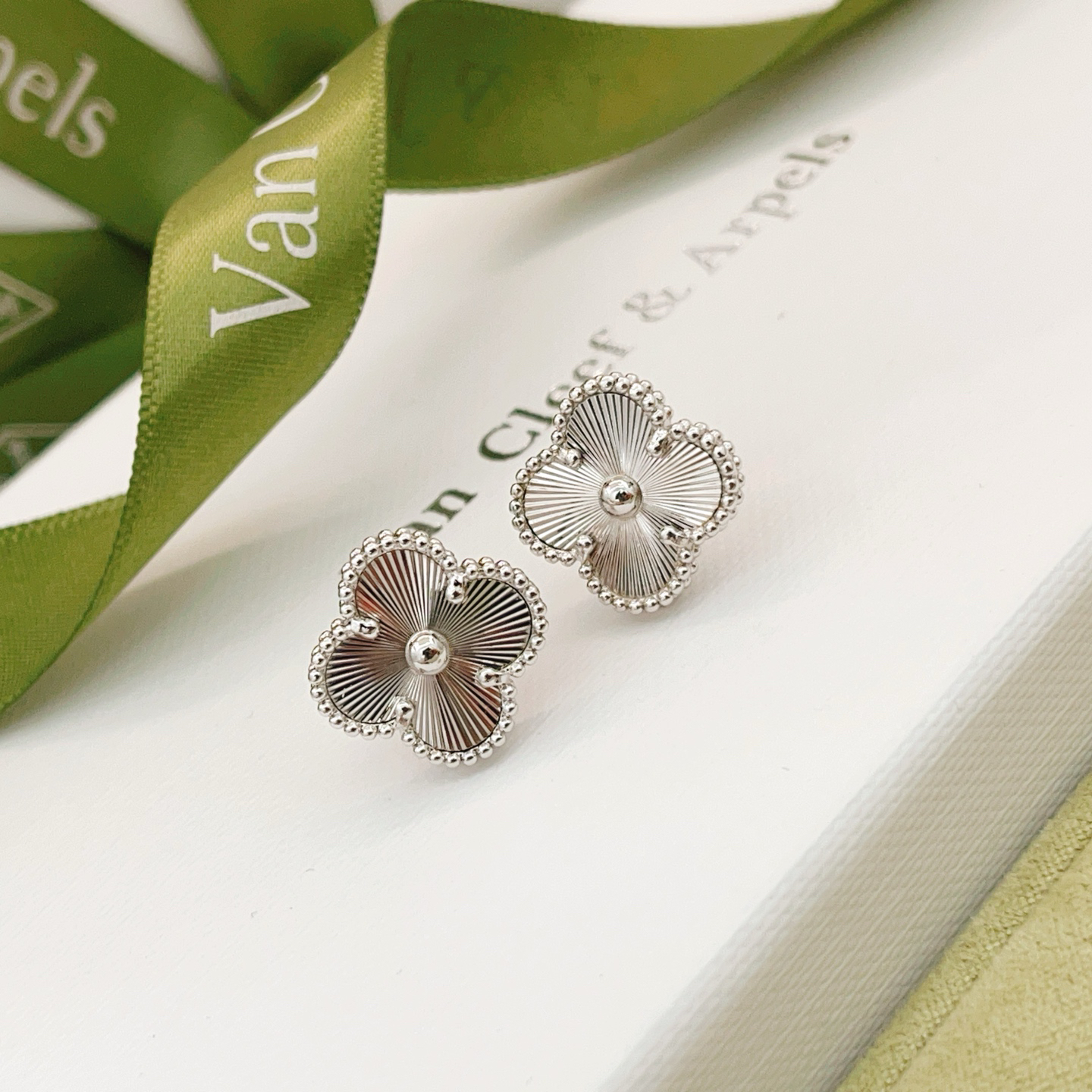 Van Cleef & Arpels earring-59