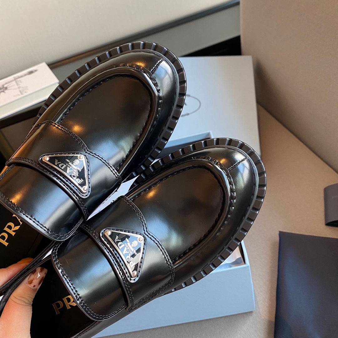 Prada women's leather shoes-17