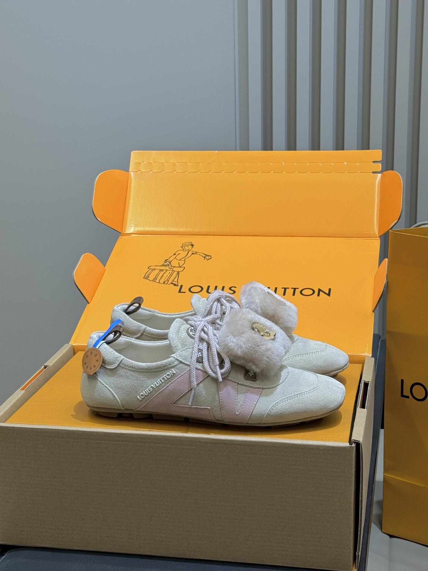 Lv Sneakers-230