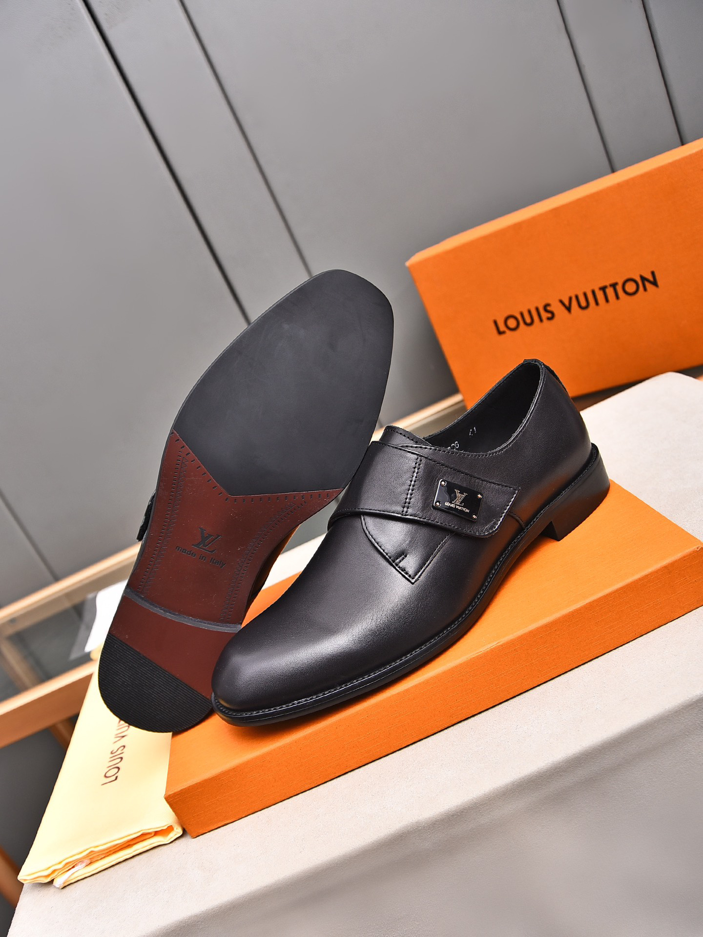 LV men's leather shoes-11