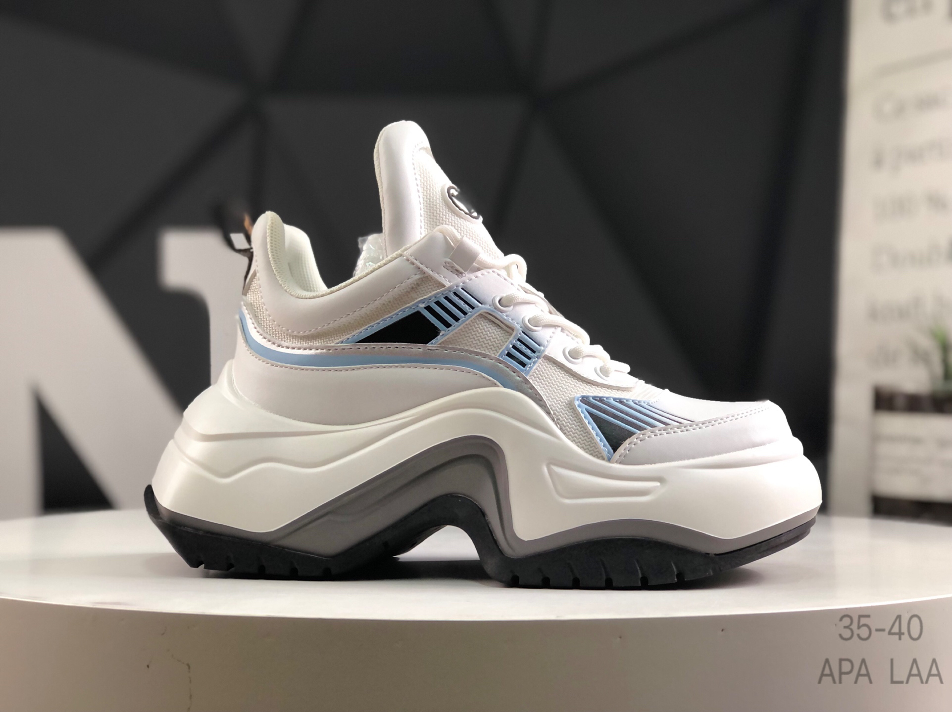 Lv Sneakers-216