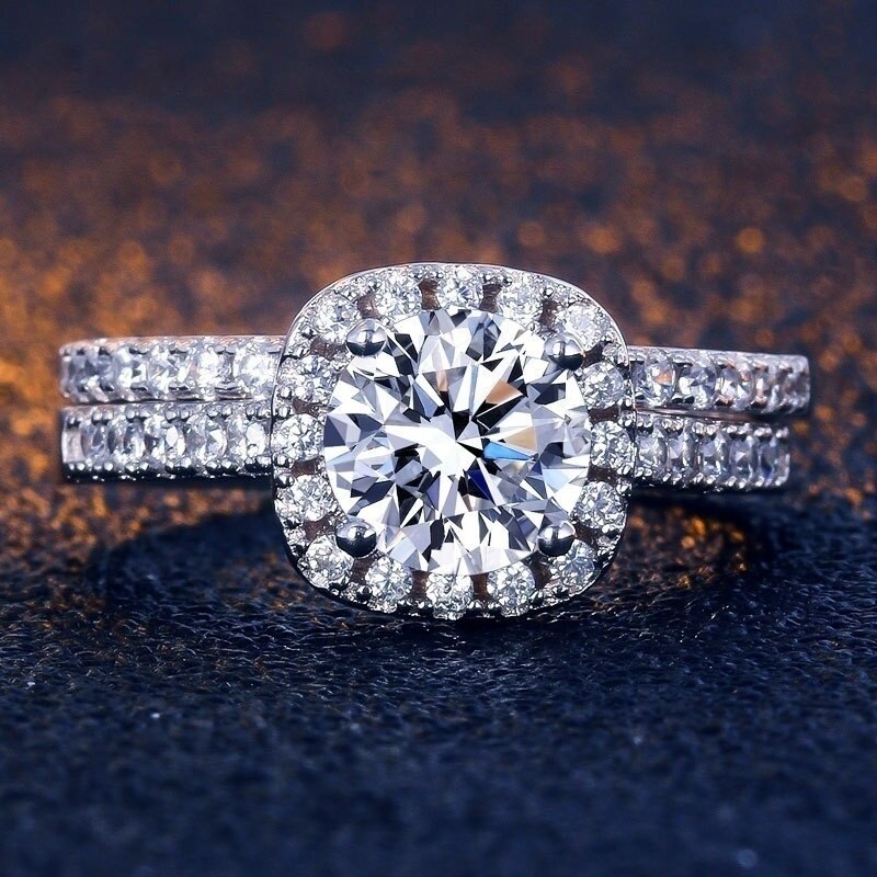 Exquisite zircon ring