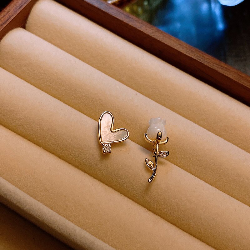 Simple Asymmetric Shell Flower Stud Earrings