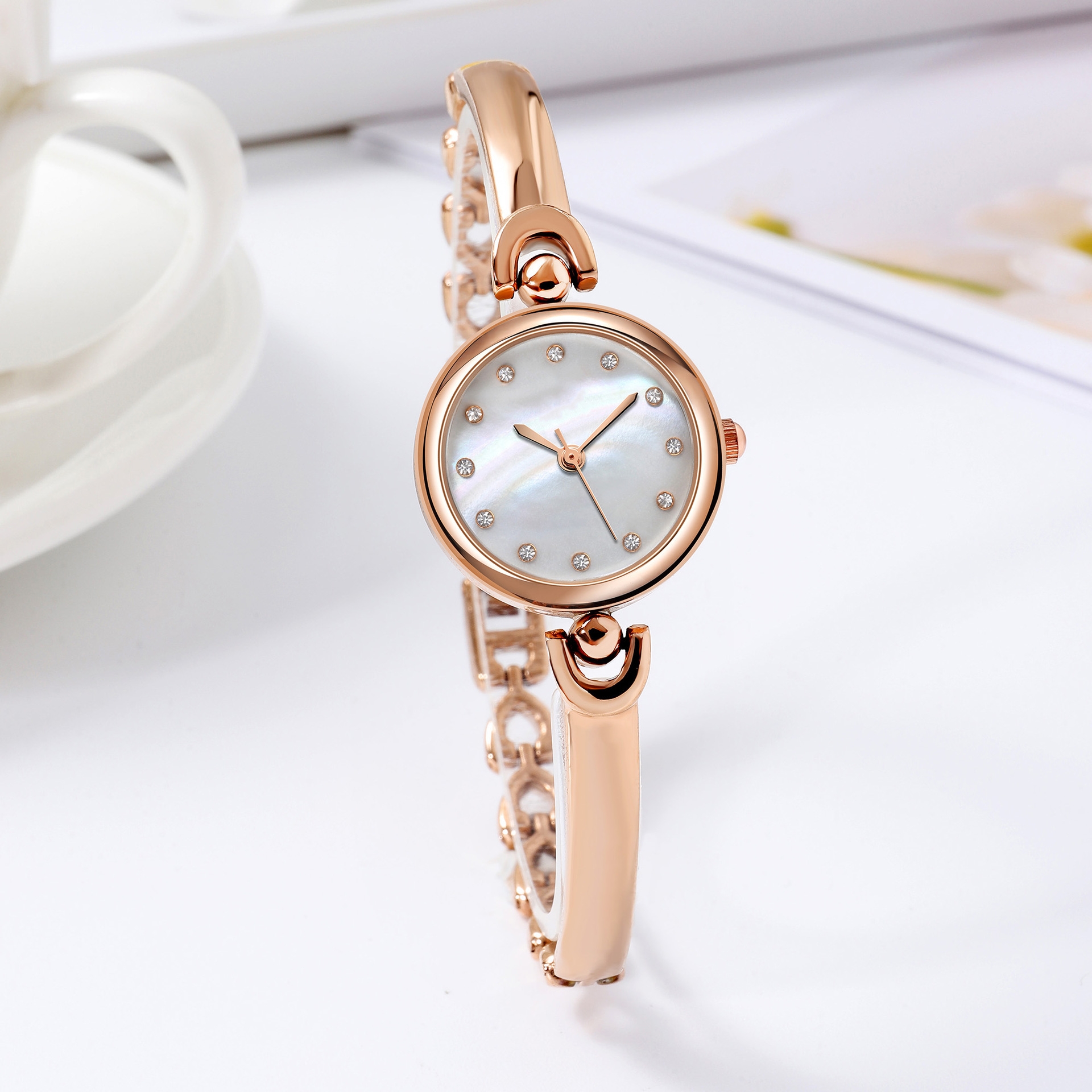 Simple temperament round dial watch waterproof quartz women's bracelet watch