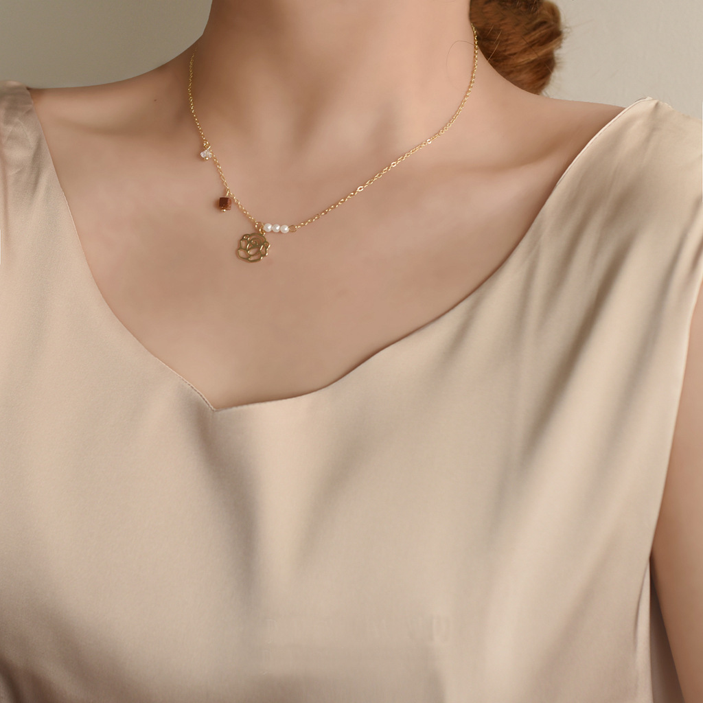 Retro French gentle and elegant niche real gold plated pearl rose necklace