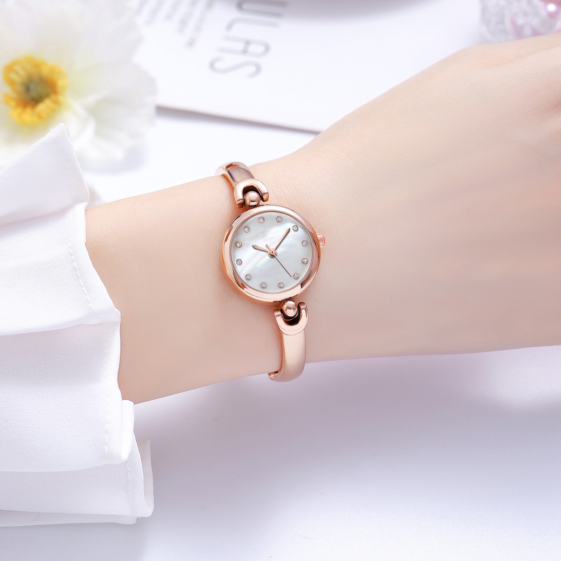 Simple temperament round dial watch waterproof quartz women's bracelet watch