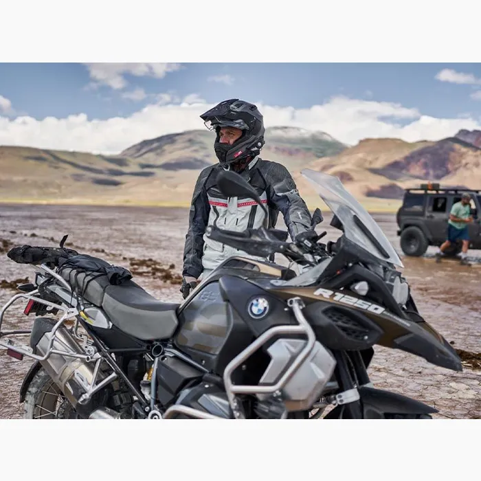 Laminated and ventilated GORE-TEX jacket for the most demanding adventure rider
