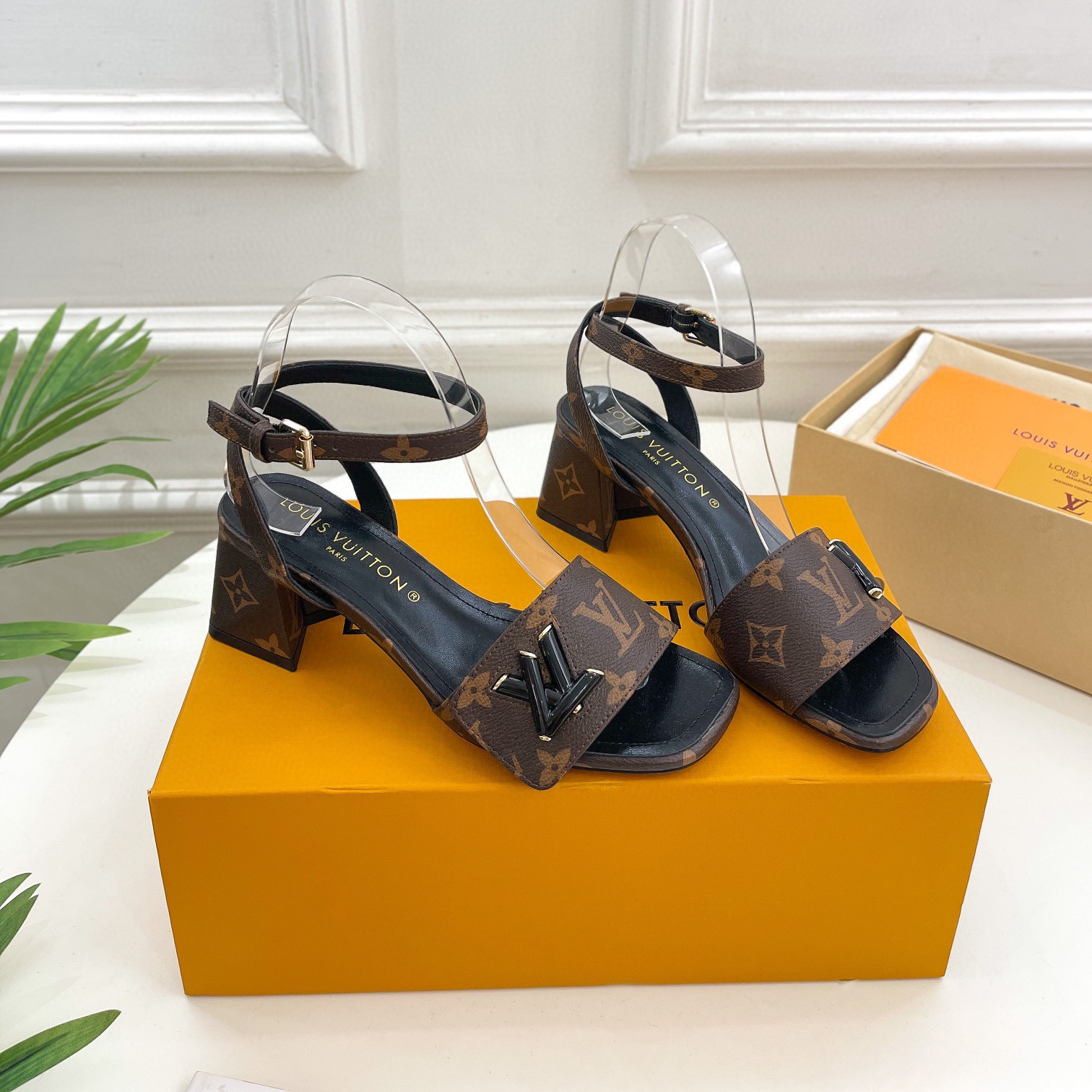 Louis Vuitton LV Patent Leather Thick And Cool Slide Sandal (Replica) - Ultra-Collectible