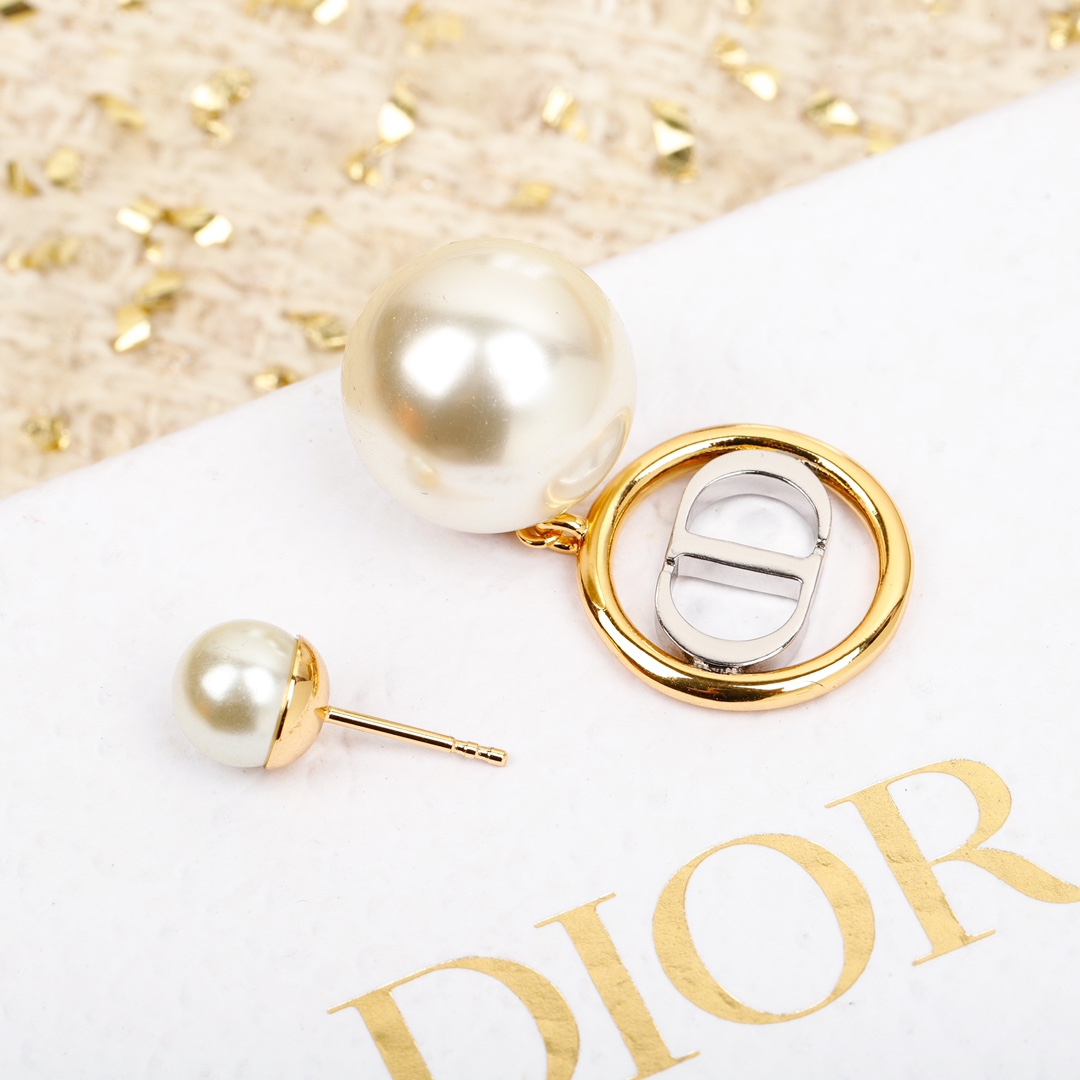 Christian Dior pearl earrings - Ultra-Collectible