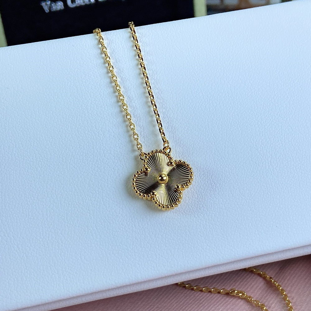 Van Cleef & Arpels Vca Floral Shape Necklace Pendant - Ultra-Collectible