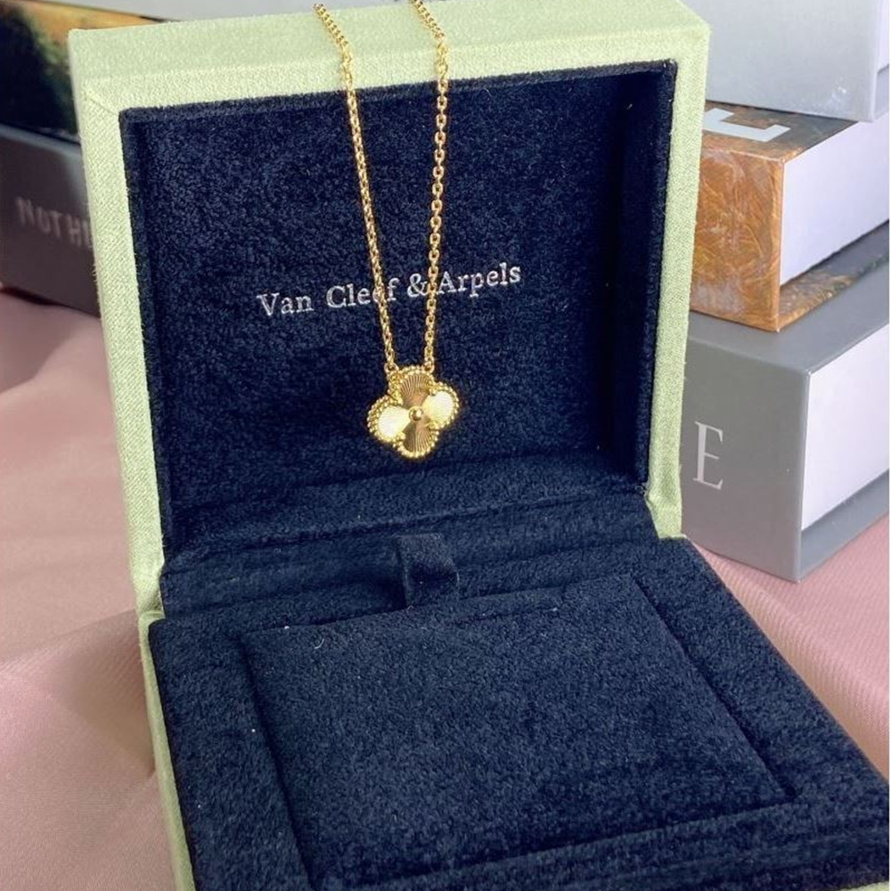 Van Cleef & Arpels Vca Floral Shape Necklace Pendant - Ultra-Collectible