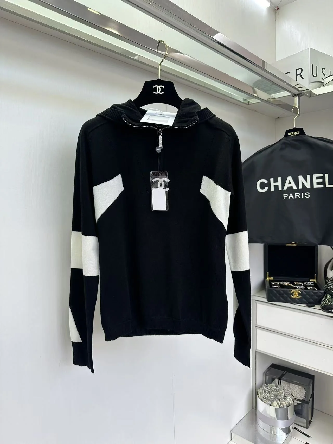 Colorblock hooded sweater - Ultra-Collectible