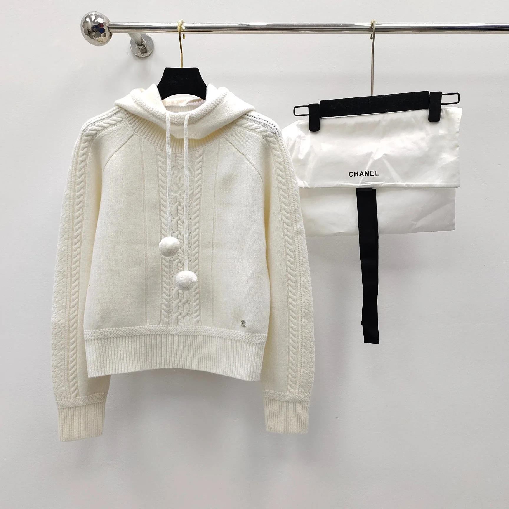 Three-dimensional jacquard ball pendant hooded knitted top - Ultra-Collectible